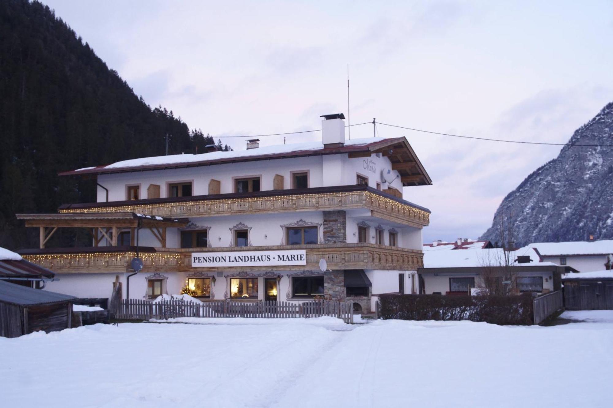 Pension Und Apartments Landhaus Marie 로이타쉬 외부 사진