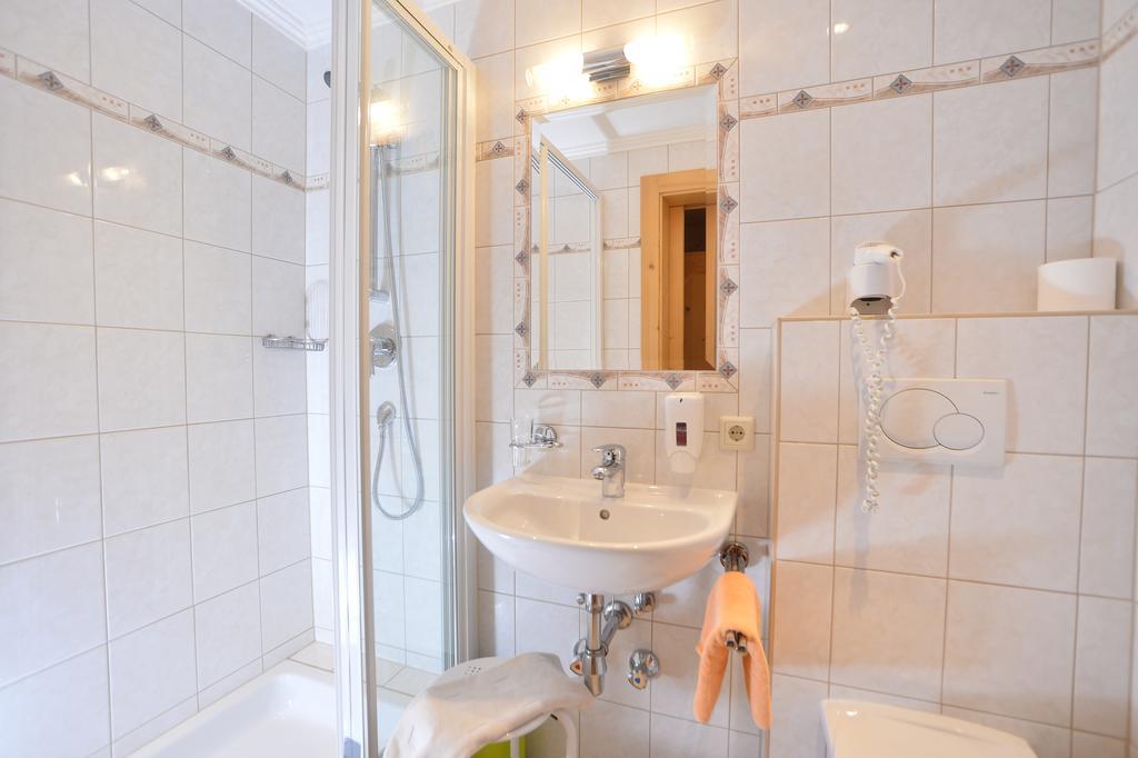 Pension Und Apartments Landhaus Marie 로이타쉬 외부 사진
