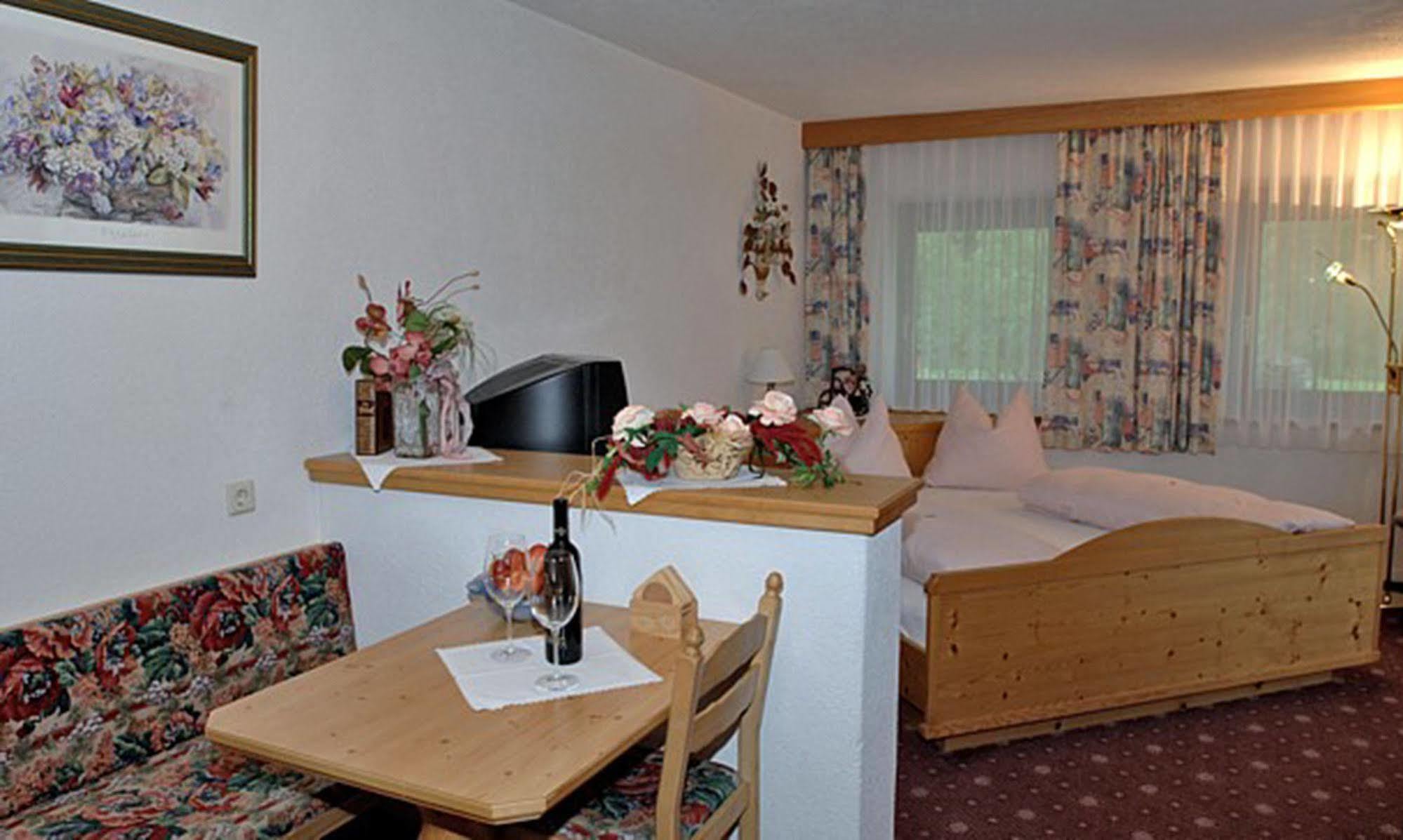 Pension Und Apartments Landhaus Marie 로이타쉬 외부 사진