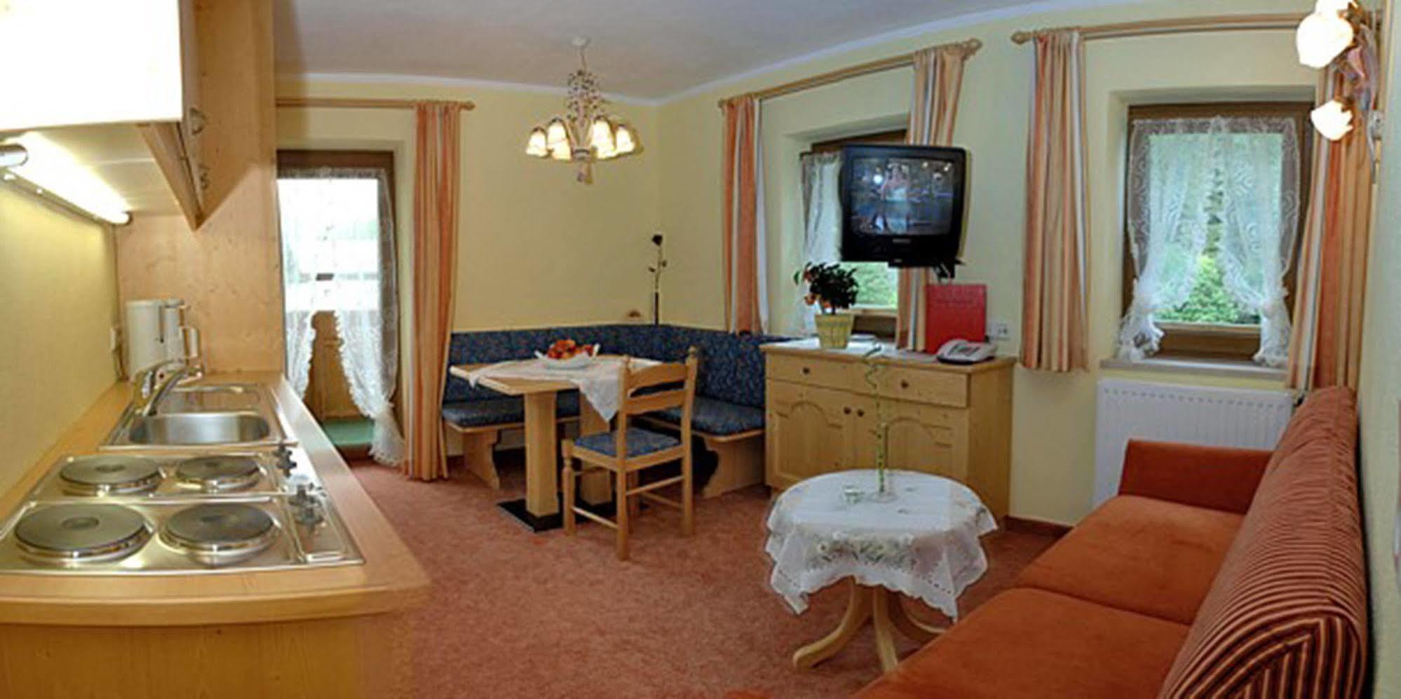Pension Und Apartments Landhaus Marie 로이타쉬 외부 사진