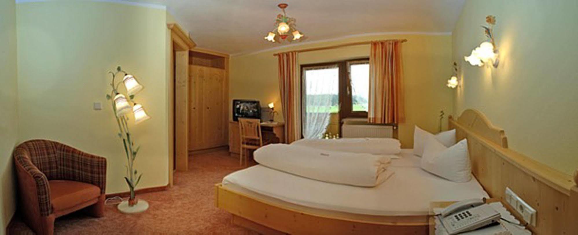 Pension Und Apartments Landhaus Marie 로이타쉬 외부 사진