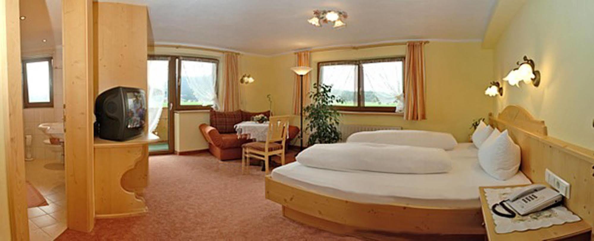 Pension Und Apartments Landhaus Marie 로이타쉬 외부 사진