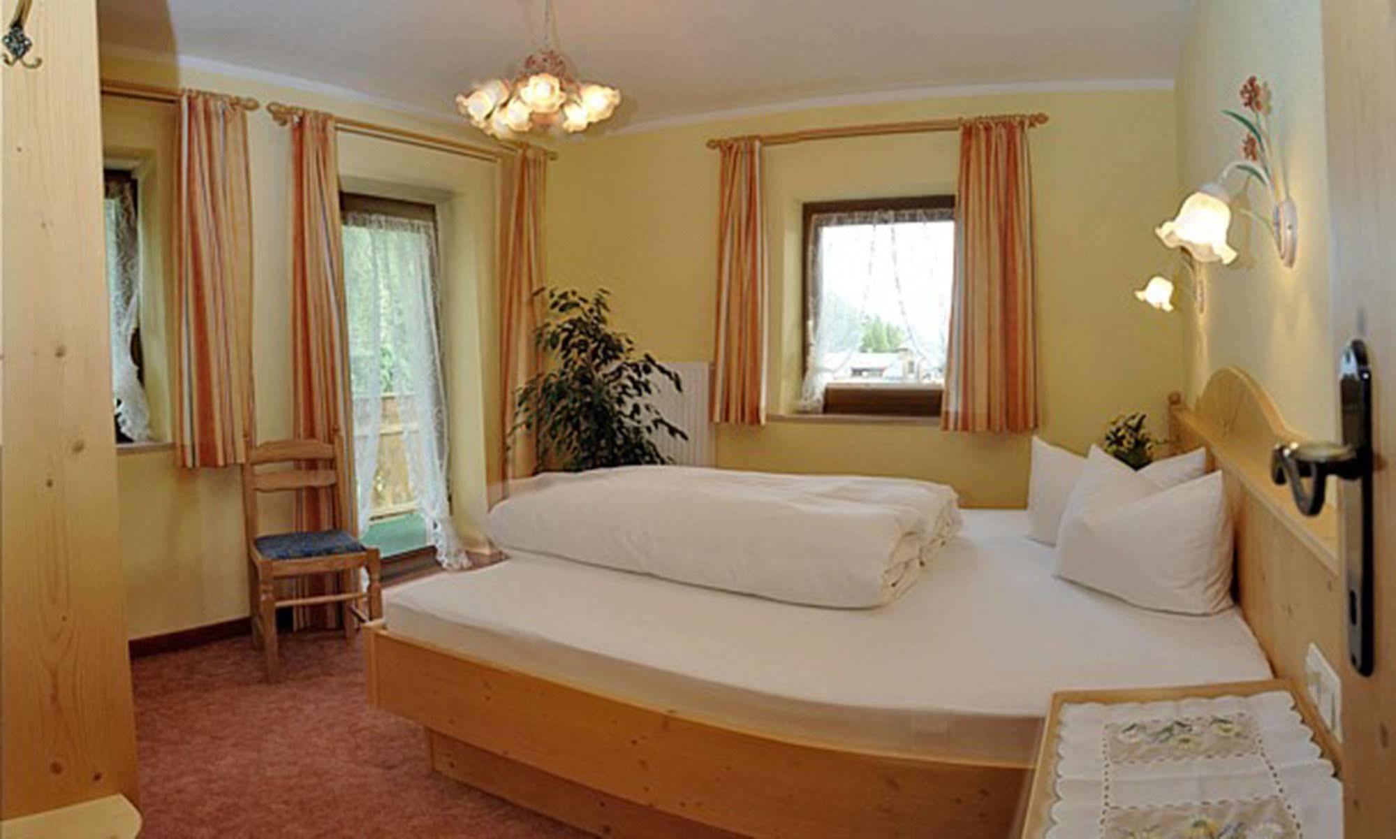 Pension Und Apartments Landhaus Marie 로이타쉬 외부 사진