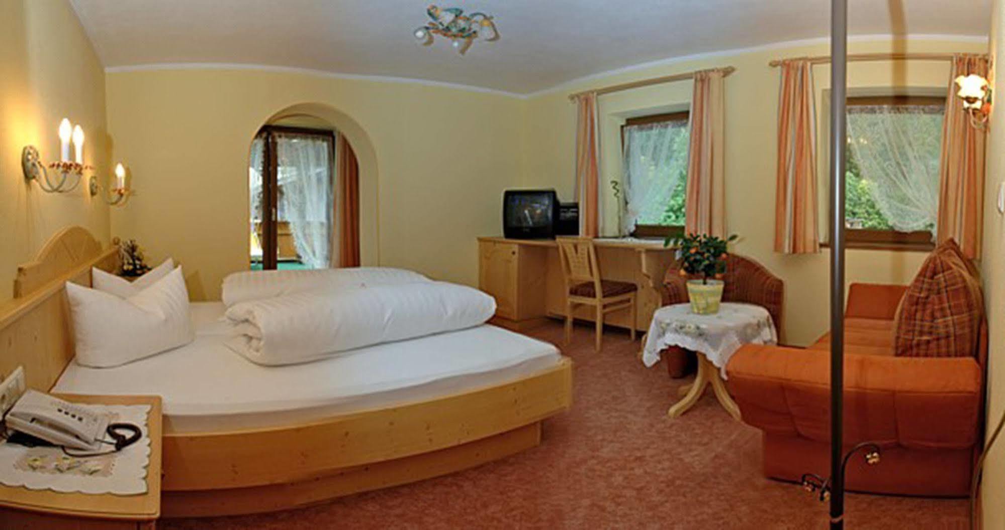 Pension Und Apartments Landhaus Marie 로이타쉬 외부 사진