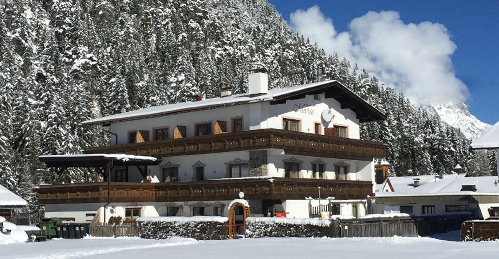 Pension Und Apartments Landhaus Marie 로이타쉬 외부 사진