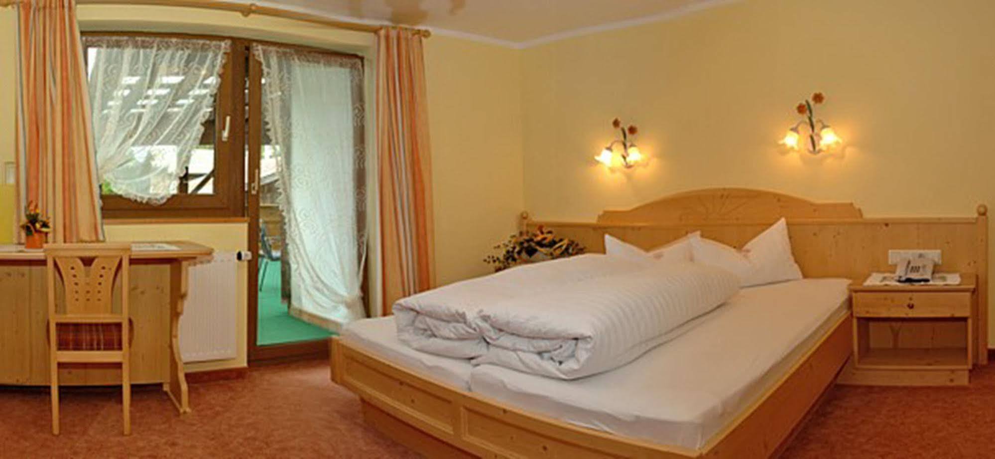 Pension Und Apartments Landhaus Marie 로이타쉬 외부 사진