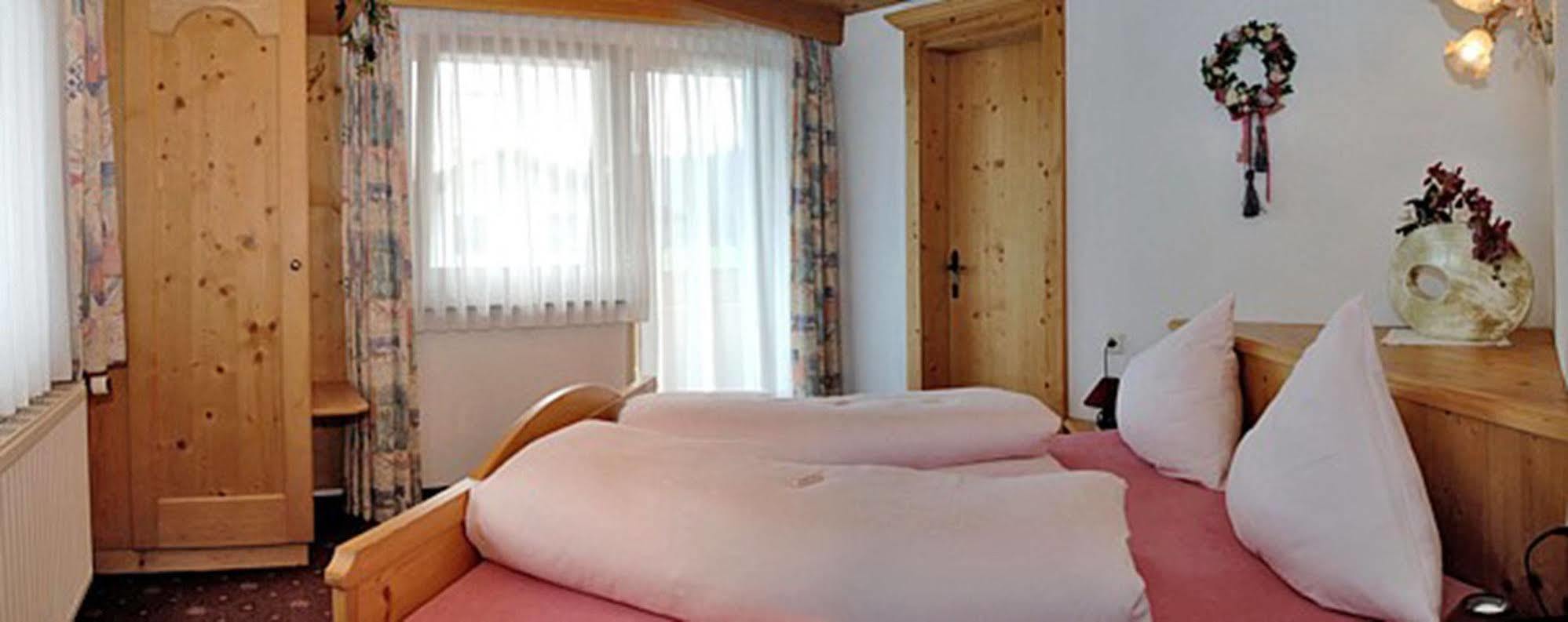 Pension Und Apartments Landhaus Marie 로이타쉬 외부 사진