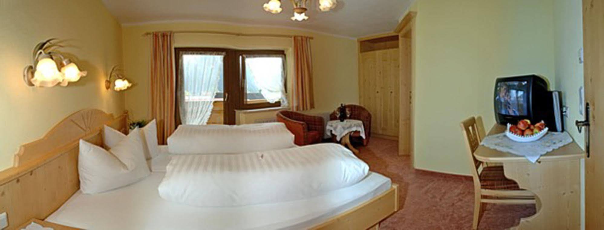 Pension Und Apartments Landhaus Marie 로이타쉬 외부 사진