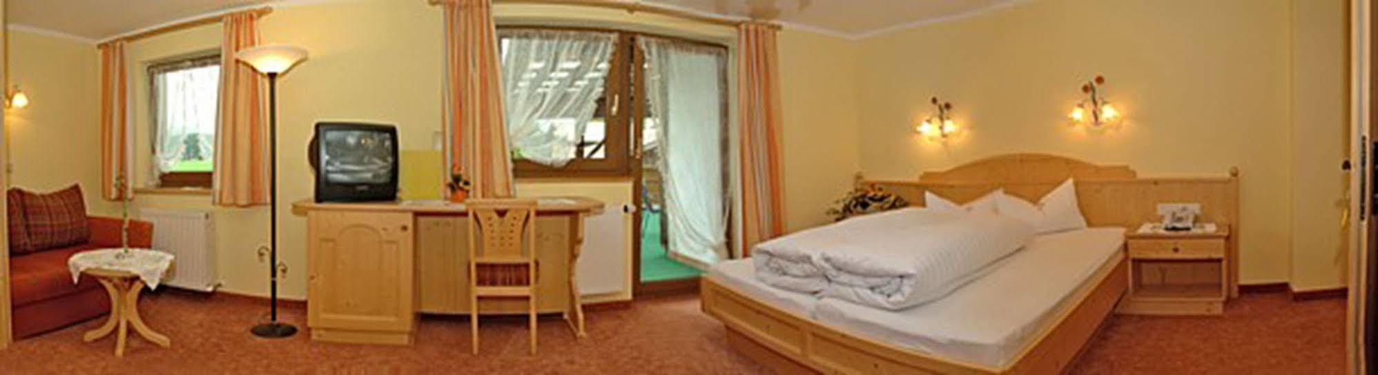 Pension Und Apartments Landhaus Marie 로이타쉬 외부 사진